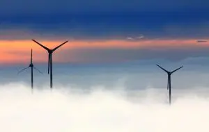 Pale eolico - parco fotovoltaico all'alba