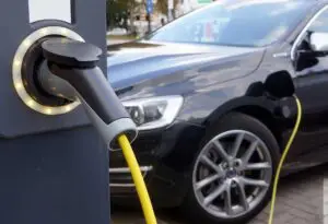 Veicoli elettrica in carica presso una stazione di ricarica
