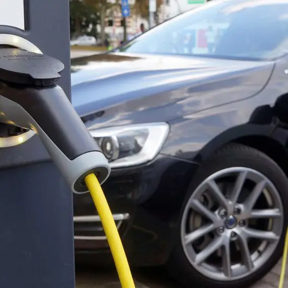 Veicoli elettrica in carica presso una stazione di ricarica